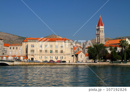 クロアチアの世界文化遺産、アドリア海の島トロギール　対岸のチオヴォ島から眺める聖ロヴロ大聖堂など 107192826