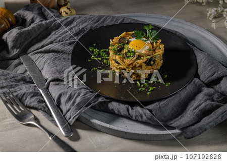 Chicken a bras 107192828