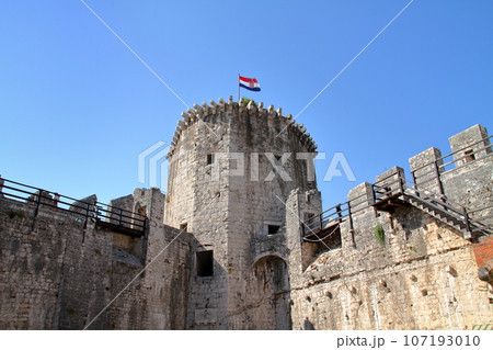 クロアチアの世界文化遺産、アドリア海の島トロギール 島の西端にあるカメルレンゴの砦 クロアチアの世界文化遺産、アドリア海の島トロギール 島の西端にあるカメルレンゴの砦 107193010