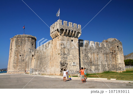 クロアチアの世界文化遺産、アドリア海の島トロギール 島の西端にあるカメルレンゴの砦 クロアチアの世界文化遺産、アドリア海の島トロギール 島の西端にあるカメルレンゴの砦 107193011