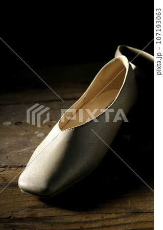 底の低いゴールドの婦人靴、パンプス 107193063