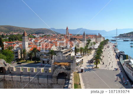 クロアチアの世界文化遺産、アドリア海の島トロギール 島の西端にあるカメルレンゴの砦から望む街並み クロアチアの世界文化遺産、アドリア海の島トロギール 島の西端にあるカメルレンゴの砦から望む街並み 107193074