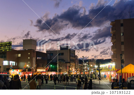 秩父夜祭　夕暮れの交差点 107193122