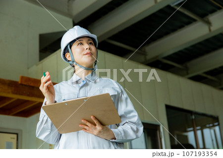 作業服の女性　ヘルメット 107193354