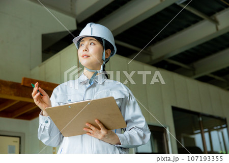 作業服の女性　ヘルメット 107193355