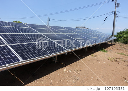 地盤が沈下し架台が歪んだ太陽光発電所 地盤が沈下し架台が歪んだ太陽光発電所 107193581