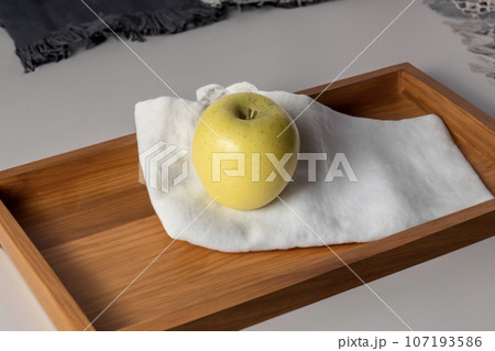 リンゴ 107193586