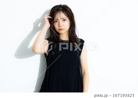 黒いワンピースの女性 黒いワンピースの女性 107193825