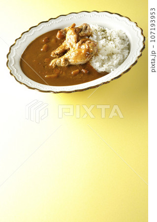 骨付きチキンの入ったカレーライス 骨付きチキンの入ったカレーライス 107193953
