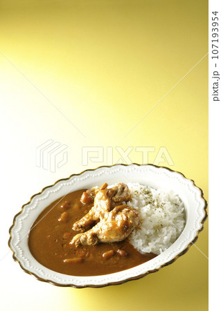 骨付きチキンの入ったカレーライス 骨付きチキンの入ったカレーライス 107193954