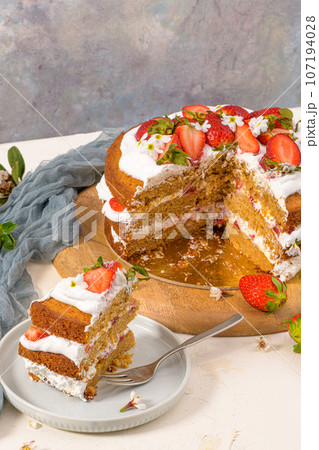 Sponge cake with fresh strawberries 107194028