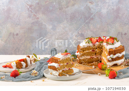 Sponge cake with fresh strawberries Sponge cake with fresh strawberries 107194030