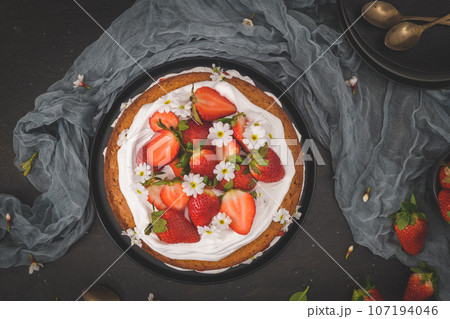 Sponge cake with fresh strawberries 107194046