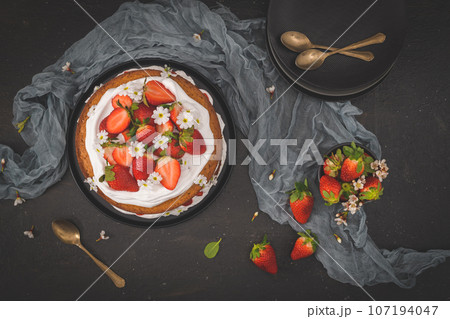 Sponge cake with fresh strawberries 107194047