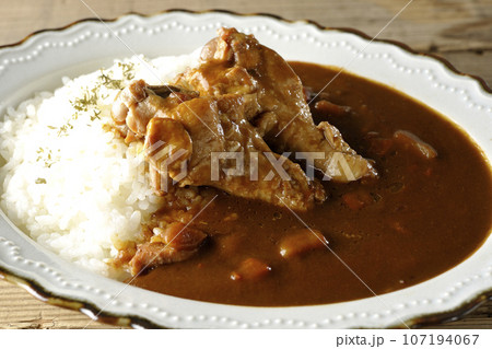 骨付きチキンの入ったカレーライス 骨付きチキンの入ったカレーライス 107194067