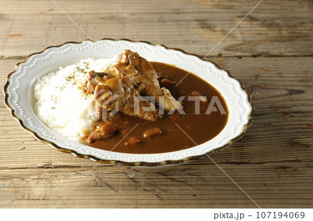 骨付きチキンの入ったカレーライス 107194069