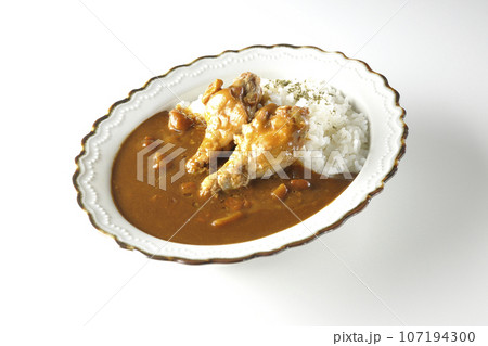 骨付きチキンの入ったカレーライスを白背景で撮影 骨付きチキンの入ったカレーライスを白背景で撮影 107194300