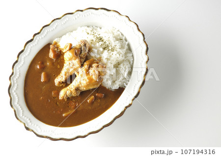 骨付きチキンの入ったカレーライスを白背景で撮影 骨付きチキンの入ったカレーライスを白背景で撮影 107194316