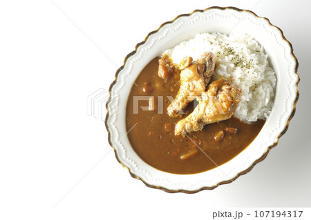 骨付きチキンの入ったカレーライスを白背景で撮影 骨付きチキンの入ったカレーライスを白背景で撮影 107194317