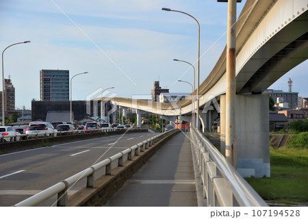 《愛知県》名古屋都市風景 守山区宮前橋と名古屋ガイドウェイバスの高架橋 《愛知県》名古屋都市風景 守山区宮前橋と名古屋ガイドウェイバスの高架橋 107194528