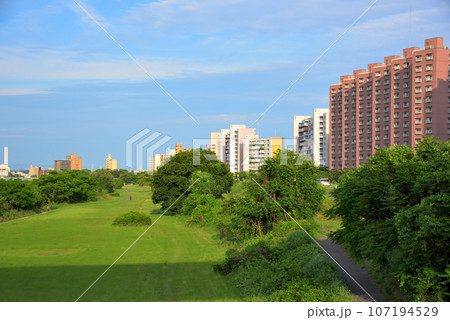 《愛知県》名古屋都市風景 東区矢田川河川敷公園と立ち並ぶマンション 《愛知県》名古屋都市風景 東区矢田川河川敷公園と立ち並ぶマンション 107194529