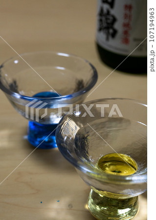 日本酒の入ったグラス 日本酒の入ったグラス 107194963