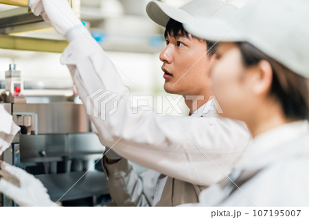 工場で働くエンジニア 工場で働くエンジニア 107195007