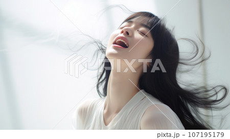 空に向かって歌う女性の横顔 107195179