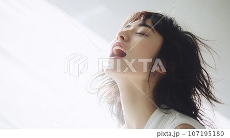空に向かって歌う女性の横顔 空に向かって歌う女性の横顔 107195180