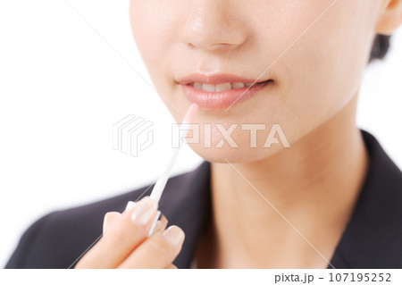 リップを塗るスーツ女性 107195252