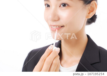 リップを塗るスーツ女性 107195254