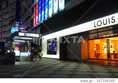 夜の東京メトロ 池袋駅 夜の東京メトロ 池袋駅 107195285