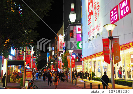 池袋　夜のサンシャイン60通り 107195286