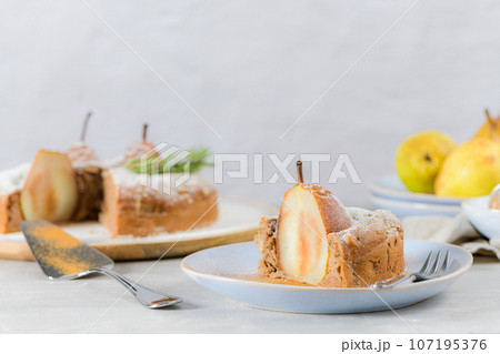 Delicious cake slice with pear and cinnamon 107195376