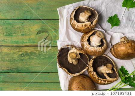 Fresh uncooked brown mushrooms 107195431