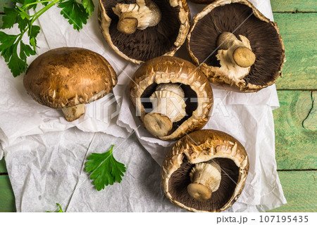 Fresh uncooked brown mushrooms 107195435