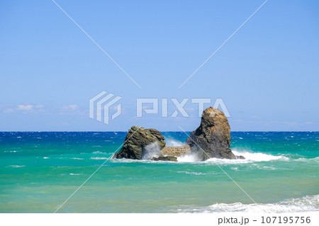 投げ岩と波飛沫 107195756