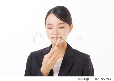 リップを塗るスーツ女性 107195793