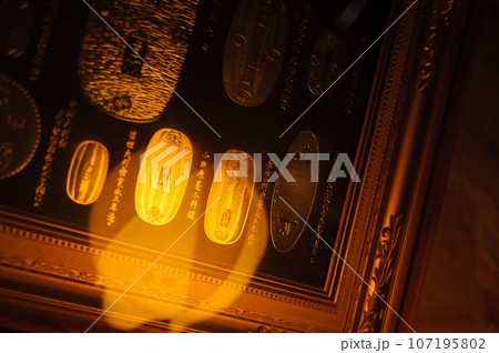 額装された小判の展示 107195802