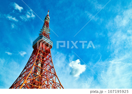快晴 夏の青空と東京タワーの風景 107195925
