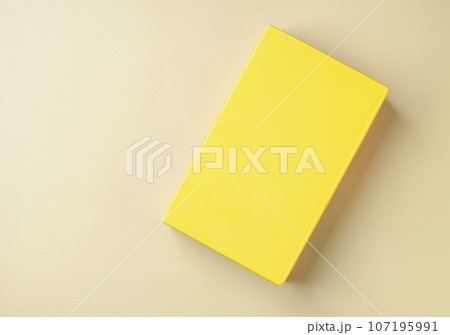 黄色い箱のパッケージ|デザイン確認用のモックアップ 黄色い箱のパッケージ|デザイン確認用のモックアップ 107195991