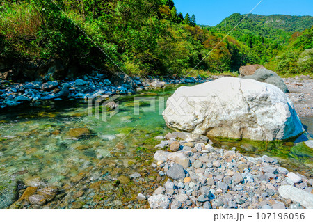 青海川とヒスイ原石 青海川とヒスイ原石 107196056