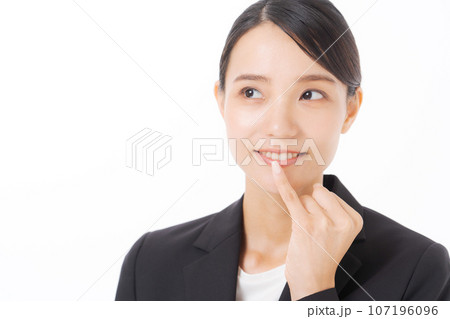 小指で口紅を塗る女性 107196096