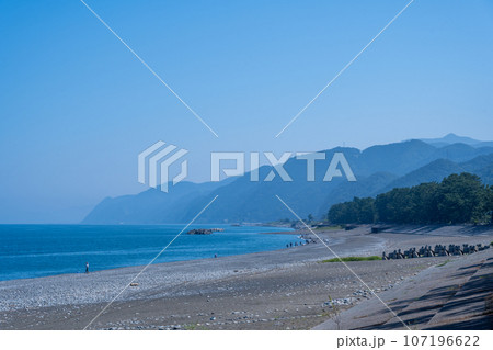 爽快な青空とエメラルドグリーンに輝く海と翡翠の原石も流れ着く海岸｜ヒスイ海岸イメージ｜富山県朝日町 107196622