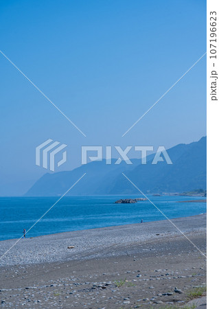 爽快な青空とエメラルドグリーンに輝く海と翡翠の原石も流れ着く海岸|ヒスイ海岸イメージ|富山県朝日町 爽快な青空とエメラルドグリーンに輝く海と翡翠の原石も流れ着く海岸|ヒスイ海岸イメージ|富山県朝日町 107196623