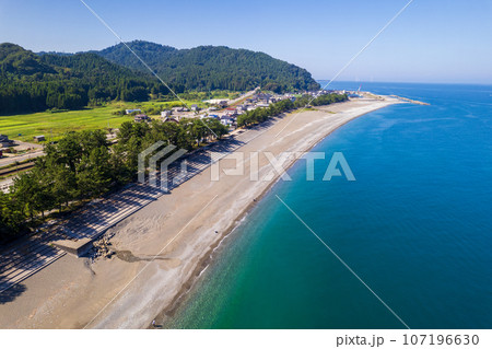 ドローン撮影｜エメラルドグリーンに輝く海と翡翠の原石も流れ着く海岸｜ヒスイ海岸イメージ｜富山県朝日町 107196630