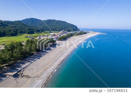 ドローン撮影｜エメラルドグリーンに輝く海と翡翠の原石も流れ着く海岸｜ヒスイ海岸イメージ｜富山県朝日町 107196631