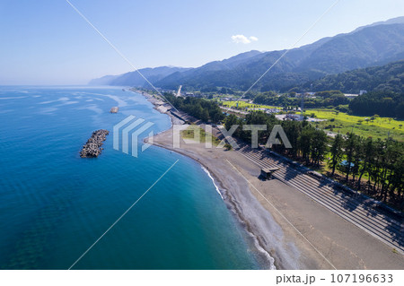 ドローン撮影｜エメラルドグリーンに輝く海と翡翠の原石も流れ着く海岸｜ヒスイ海岸イメージ｜富山県朝日町 107196633