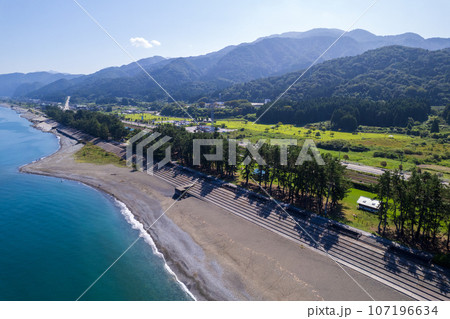 ドローン撮影｜エメラルドグリーンに輝く海と翡翠の原石も流れ着く海岸｜ヒスイ海岸イメージ｜富山県朝日町 107196634