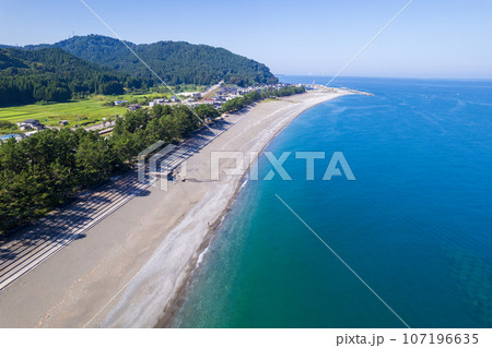 ドローン撮影｜エメラルドグリーンに輝く海と翡翠の原石も流れ着く海岸｜ヒスイ海岸イメージ｜富山県朝日町 107196635